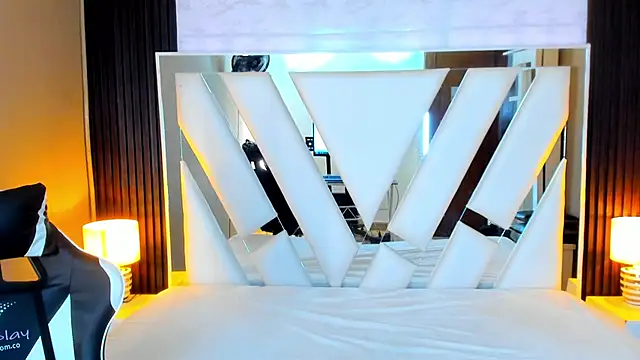 Snapshot of Linda4Petite chatting on 10.13.25 Linda4Petite online show from 10.13.25