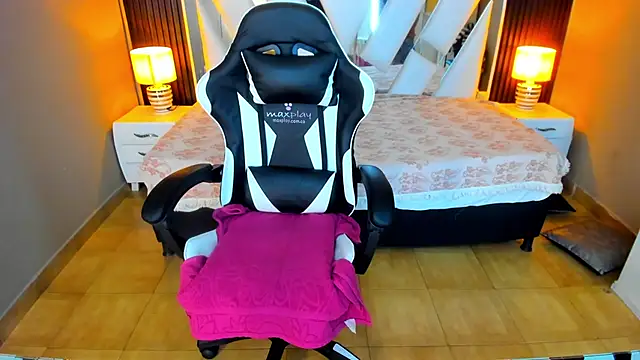 Snapshot of Linda4Petite chatting on 10.17.25 Linda4Petite online show from 10.17.25