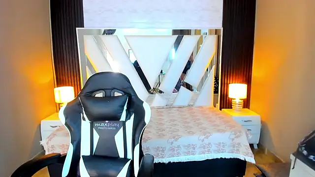 Snapshot of Linda4Petite chatting on 10.20.25 Linda4Petite online show from 10.20.25