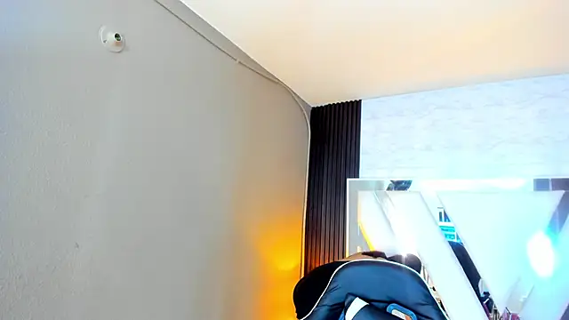 Snapshot of Linda4Petite chatting on 10.21.25 Linda4Petite online show from 10.21.25