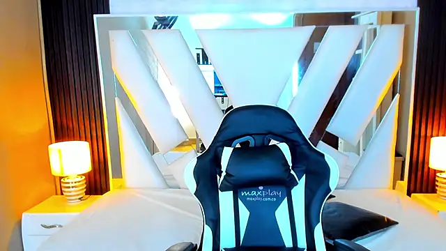 Snapshot of Linda4Petite chatting on 10.24.25 Linda4Petite online show from 10.24.25