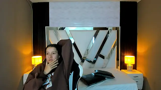 Snapshot of Linda4Petite chatting on 10.26.25 Linda4Petite online show from 10.26.25