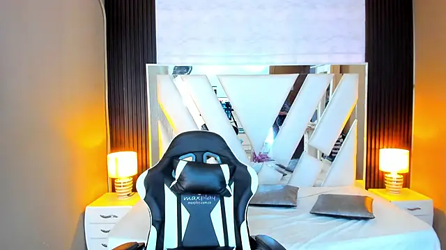 Snapshot of Linda4Petite chatting on 10.28.25 Linda4Petite online show from 10.28.25