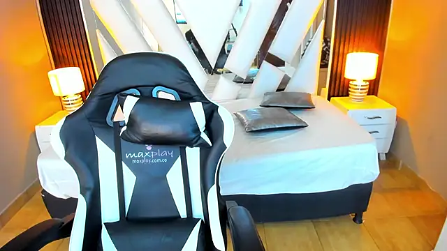 Snapshot of Linda4Petite chatting on 10.29.25 Linda4Petite online show from 10.29.25