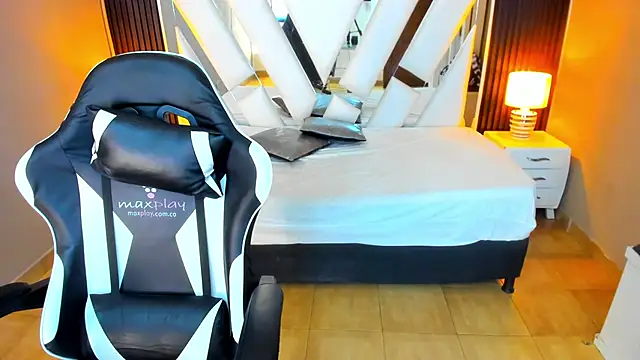 Snapshot of Linda4Petite chatting on 10.31.25 Linda4Petite online show from 10.31.25