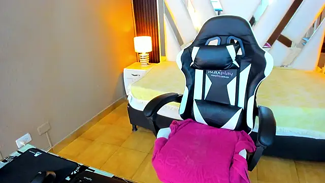 Snapshot of Linda4Petite chatting on 11.01.25 Linda4Petite online show from 11.01.25