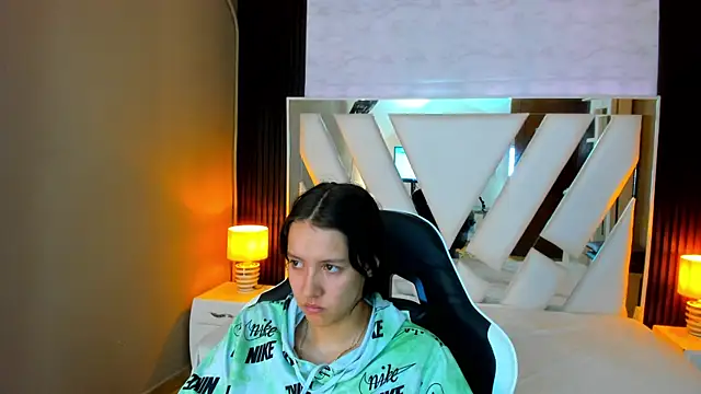 Snapshot of Linda4Petite chatting on 11.02.25 Linda4Petite online show from 11.02.25