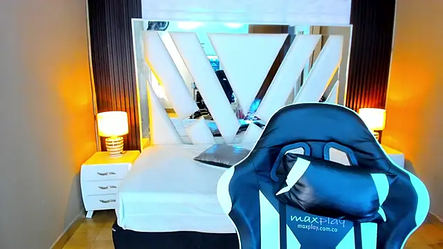 Snapshot of Linda4Petite chatting on 11.05.25 Linda4Petite online show from 11.05.25