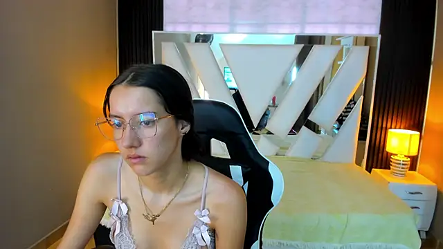 Snapshot of Linda4Petite chatting on 11.09.25 Linda4Petite online show from 11.09.25