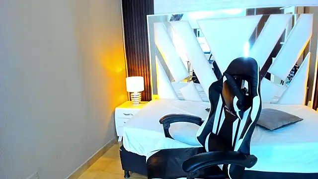 Snapshot of Linda4Petite chatting on 11.10.25 Linda4Petite online show from 11.10.25