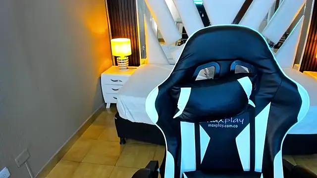 Snapshot of Linda4Petite chatting on 11.12.25 Linda4Petite online show from 11.12.25