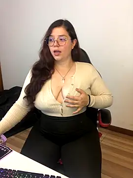 Snapshot of kayortiiz chatting on 11.12.25 kayortiiz online show from 11.12.25