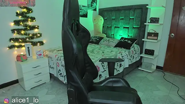 Snapshot of candy_alicee chatting on 12.10.24 candy alicee online show from 12.10.24