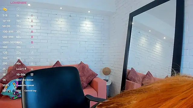 Snapshot of kimbrownn chatting on 10.25.25 kimbrownn online show from 10.25.25