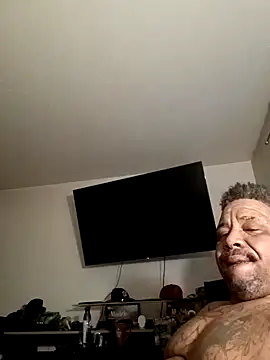 Snapshot of yellowwetfox chatting on 01.05.25 yellowwetfox online show from 01.05.25