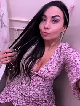 Snapshot of CrazzyChicks chatting on 02.16.25 CrazzyChicks online show from 02.16.25