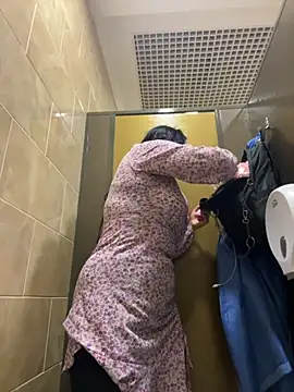 Snapshot of CrazzyChicks chatting on 09.17.25 CrazzyChicks online show from 09.17.25