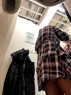 Snapshot of CrazzyChicks chatting on 11.08.25 CrazzyChicks online show from 11.08.25