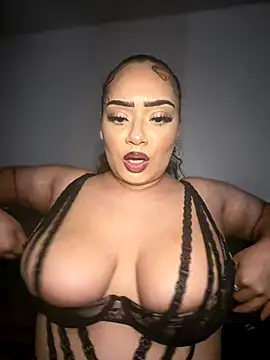 Snapshot of CarmelaAnthony chatting on 10.23.25 CarmelaAnthony online show from 10.23.25