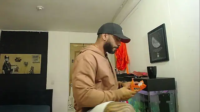 Snapshot of romeolovedark chatting on 01.29.25 romeolovedark online show from 01.29.25