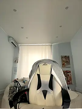 Snapshot of IvyHoney chatting on 09.28.25 IvyHoney online show from 09.28.25