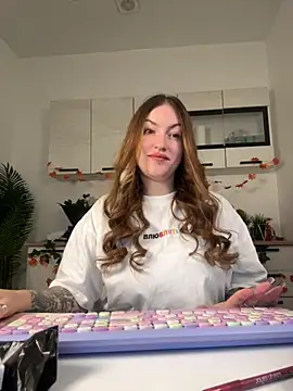 Snapshot of IvyHoney chatting on 10.16.25 IvyHoney online show from 10.16.25