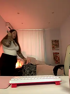 Snapshot of IvyHoney chatting on 10.19.25 IvyHoney online show from 10.19.25