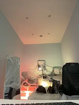 Snapshot of IvyHoney chatting on 10.22.25 IvyHoney online show from 10.22.25