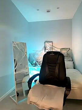 Snapshot of IvyHoney chatting on 10.23.25 IvyHoney online show from 10.23.25