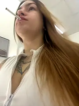 Snapshot of IvyHoney chatting on 10.25.25 IvyHoney online show from 10.25.25