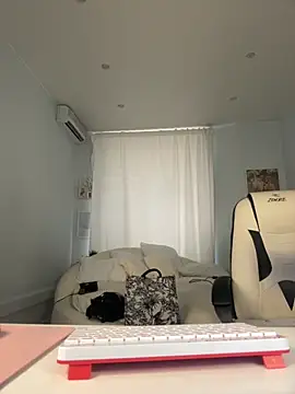 Snapshot of IvyHoney chatting on 10.29.25 IvyHoney online show from 10.29.25