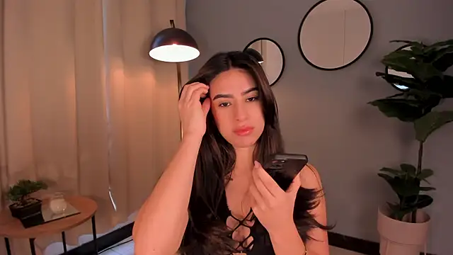 Snapshot of LiaPearce chatting on 12.17.24 LiaPearce online show from 12.17.24