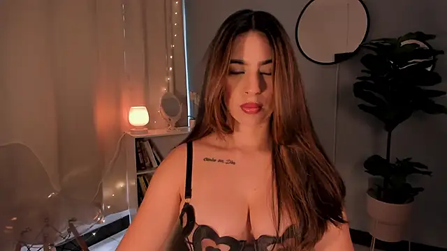 Snapshot of LiaPearce chatting on 10.07.25 LiaPearce online show from 10.07.25