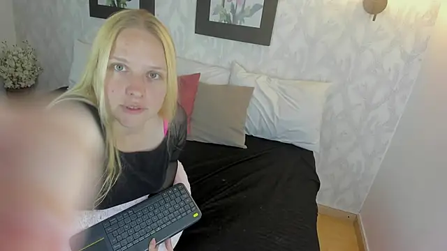 EmilySumer online show from 10.31.25