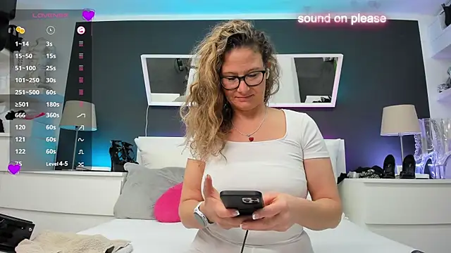 Snapshot of izzy-mendosa chatting on 01.28.25 izzy-mendosa online show from 01.28.25