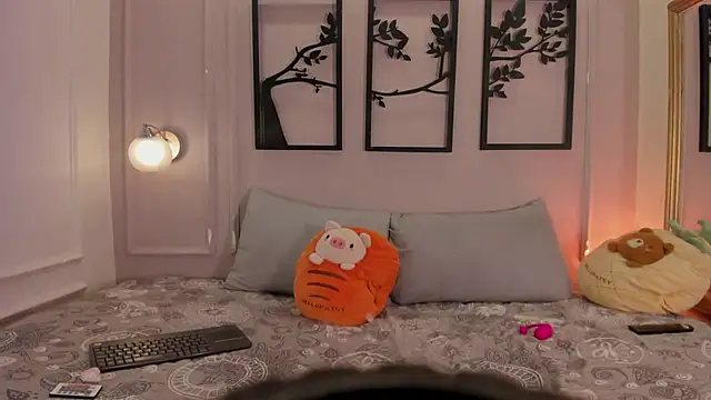 Snapshot of ale_cam chatting on 10.17.25 ale cam online show from 10.17.25