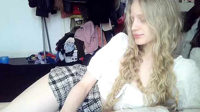 Snapshot of VeronicaJoyful chatting on 03.10.25 VeronicaJoyful online show from 03.10.25