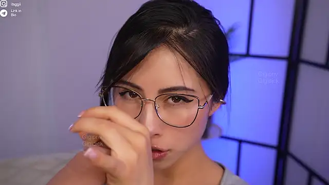 Snapshot of Gigi_ohlala chatting on 11.15.25 Gigi ohlala online show from 11.15.25