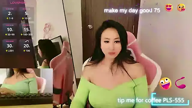 Snapshot of AsianQueens chatting on 10.14.25 AsianQueens online show from 10.14.25