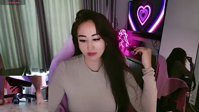 Snapshot of AsianQueens chatting on 10.27.25 AsianQueens online show from 10.27.25