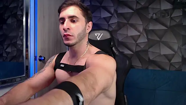 Snapshot of Latino_stud4u chatting on 10.11.25 Latino stud4u online show from 10.11.25