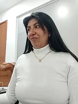 aisha latina online show from 09.25.25