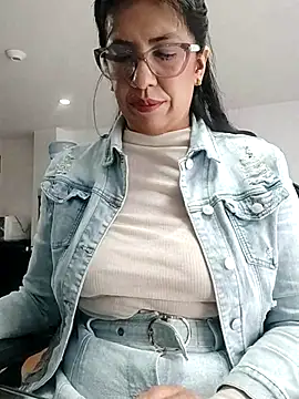 aisha latina online show from 10.17.25