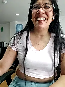 Snapshot of aisha_latina chatting on 06.25.26 aisha latina online show from 06.25.26