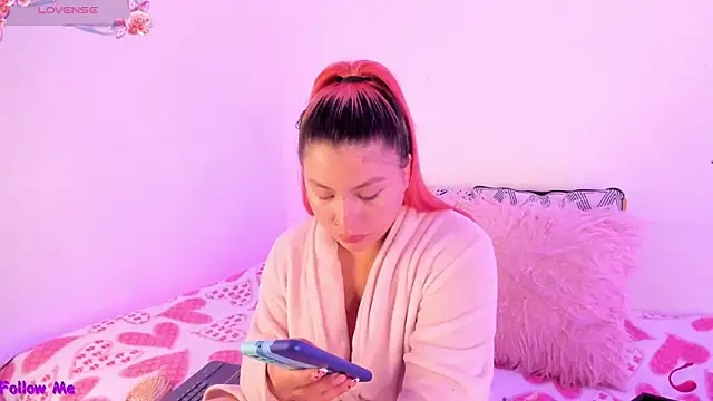 Snapshot of SophieRossi chatting on 10.04.25 SophieRossi online show from 10.04.25