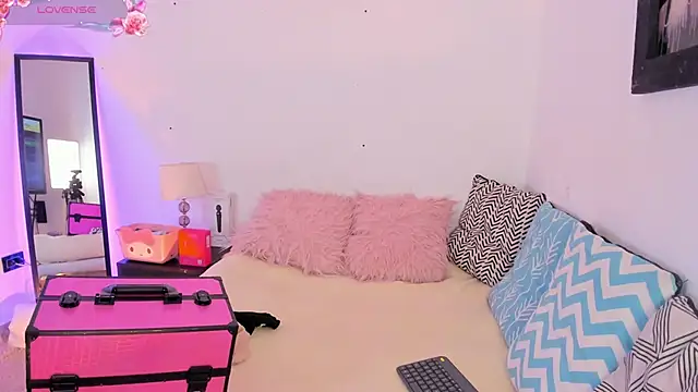 Snapshot of SophieRossi chatting on 10.21.25 SophieRossi online show from 10.21.25