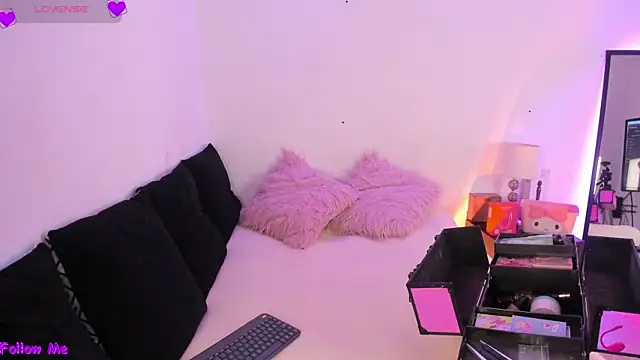 Snapshot of SophieRossi chatting on 10.23.25 SophieRossi online show from 10.23.25