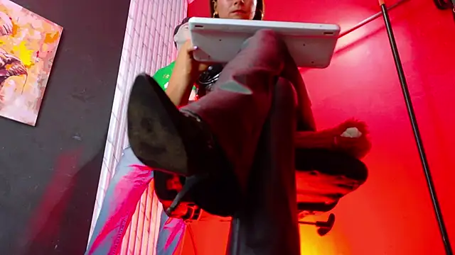 Snapshot of MistressSlut1 chatting on 01.04.25 MistressSlut1 online show from 01.04.25