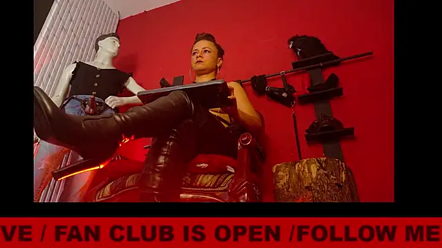 Snapshot of MistressSlut1 chatting on 02.21.25 MistressSlut1 online show from 02.21.25