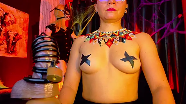 Snapshot of MistressSlut1 chatting on 10.21.25 MistressSlut1 online show from 10.21.25